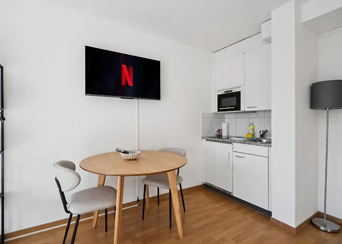 Stylish In Center - Crown 36 Curych