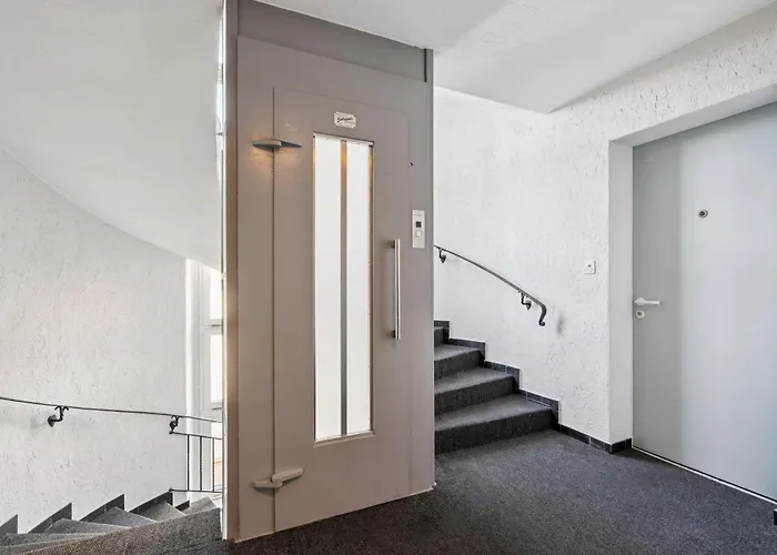 Stylish In Center - Crown 36 * Curych